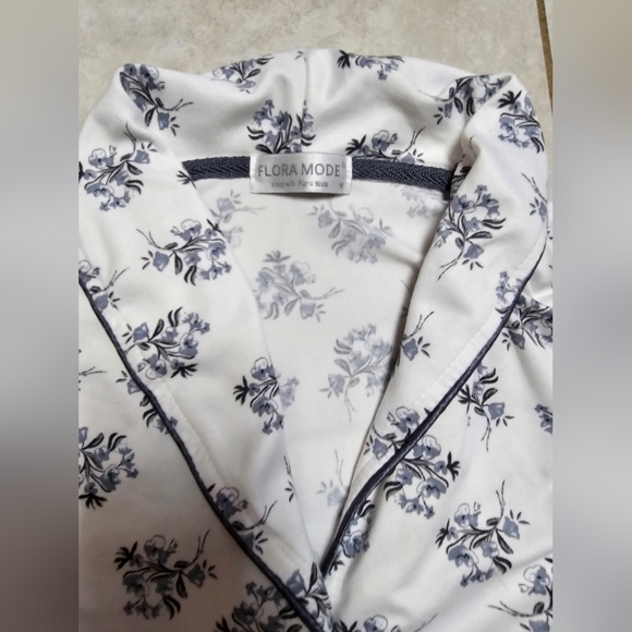 Blue floral pajama set size medium - Picture 2 of 4